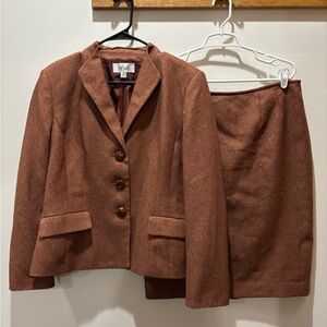 🐾 Le Suit Bronze Blazer and Skirt Suit: Size 14 🐾